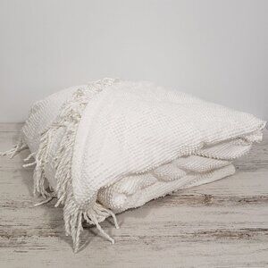 Vintage Bates  White Hobnail Chenille Bedspread with Fringe  88 X 108 queen/king